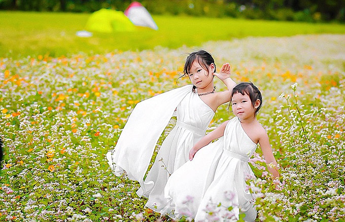 Các nhóc tỳ nhà Lý Hải có phần giống bố nhiều hơn, đặc biệt là bé Sunny (phải)