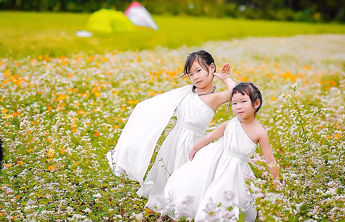 Các nhóc tỳ nhà Lý Hải có phần giống bố nhiều hơn, đặc biệt là bé Sunny (phải)