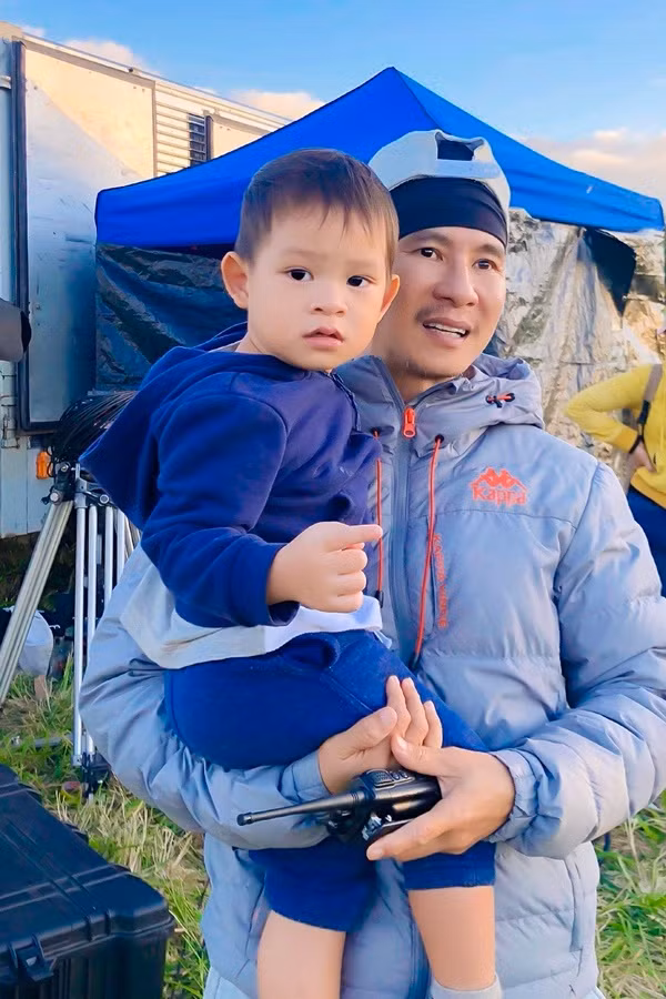 Lý Hải bế con trai út Mio (tên thật là Nguyễn Phi Phong) và chỉ đạo êkíp. Bé hiện ba tuổi, đã thuộc lòng bảng chữ cái và có thể bập bẹ tiếng Anh. Cậu bé góp mặt trong một cảnh cuối phim.