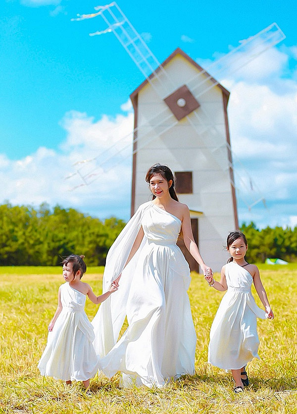 Bé Cherry (phải) cùng em gái Sunny hào hứng cùng mẹ khám phá thiên nhiên trong lành ở thành phố cao nguyên.