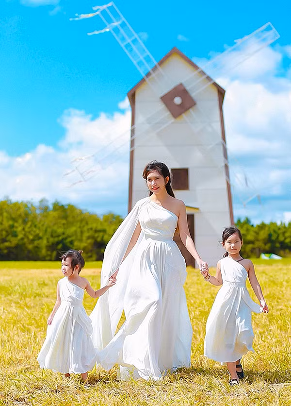 Bé Cherry (phải) cùng em gái Sunny hào hứng cùng mẹ khám phá thiên nhiên trong lành ở thành phố cao nguyên.