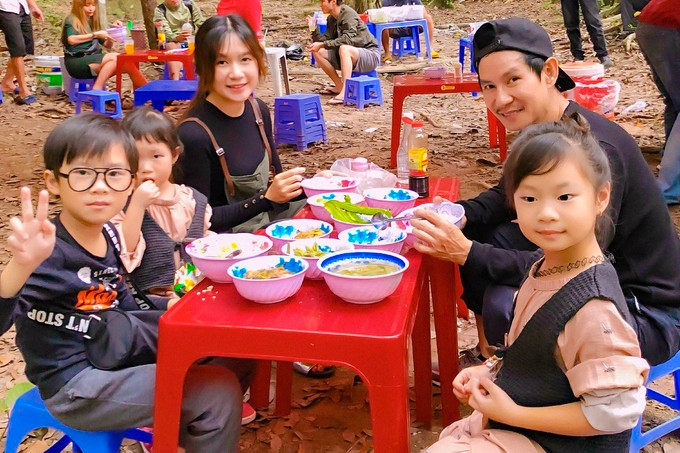 Thời gian Lý Hải xa nhà quay phim, Minh Hà vừa chăm con, vừa điều phối khâu sản xuất phim từ xa. Đạo diễn kể vợ là chỗ dựa khi anh lấn sân phim ảnh. "Các con đều ngoan. Cuộc sống gia đình tôi đã đi vào khuôn khổ nên tôi không phải quá lo khi đi xa", anh chia sẻ.
