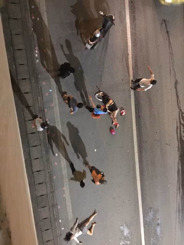 Tai xe Mercedes dam 2 nguoi phu nu di xe may tu vong khai gi?-Hinh-2