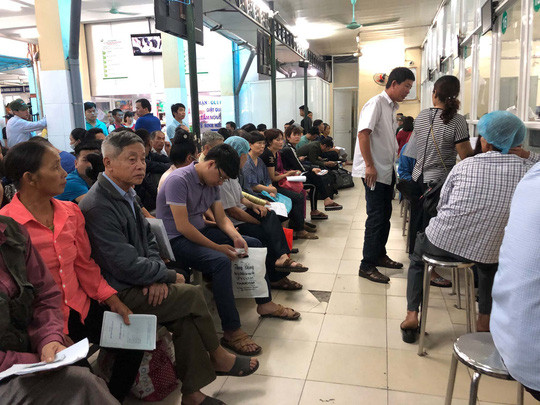 Nguoi khong co BHYT “meo mat” vi gia vien phi