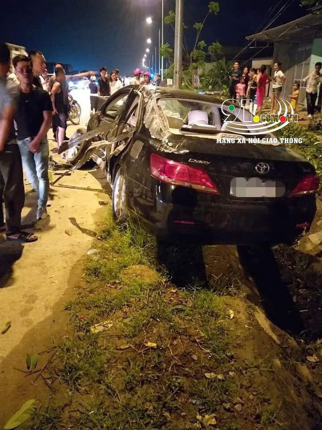 Hinh anh xe Camry nat bet tren duong, nguyen nhan gay xon xao