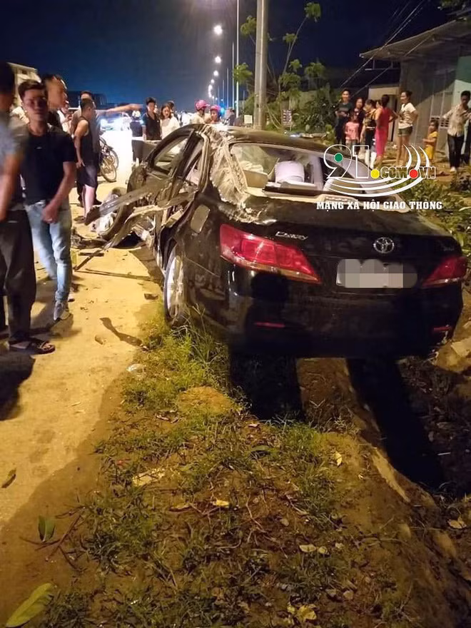 Hinh anh xe Camry nat bet tren duong, nguyen nhan gay xon xao