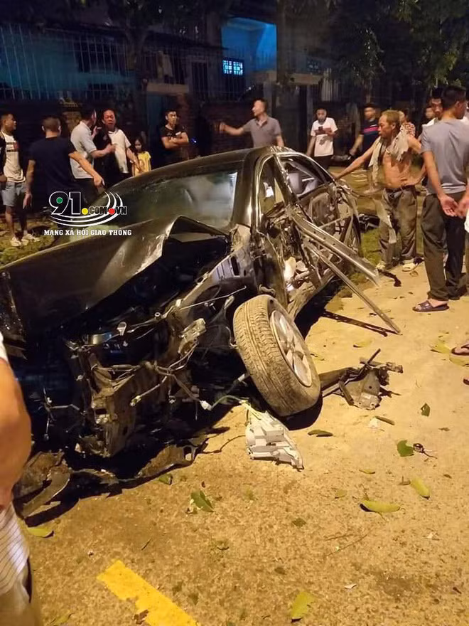 Hinh anh xe Camry nat bet tren duong, nguyen nhan gay xon xao-Hinh-3