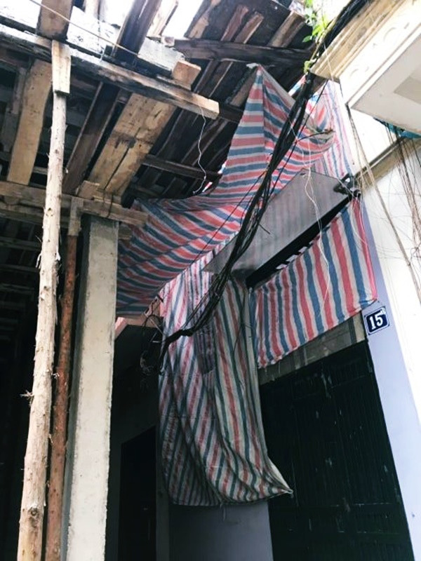 Tiếp nhận phản ánh, chiều 10/5, PV Kiến Thức đã "mục sở thị" công trình số 11 ngõ 126 Hoàng Hoa Thám và thấy đúng như người dân đang phản ánh. Cạnh công trình số 11, số nhà 15A ngõ 126 Hoàng Hoa Thám chịu ảnh hưởng nặng nề. Gia chủ đã phải tự mua bạt để che chắn phía mặt tiền do bụi bẩn, vôi vữa từ công trình số 11 bay sang.