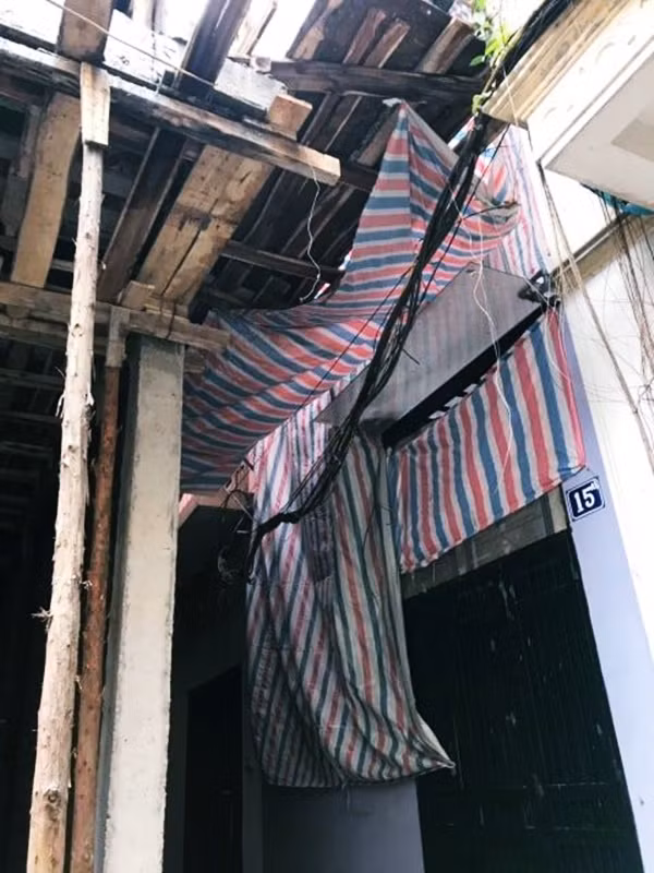 Tiếp nhận phản ánh, chiều 10/5, PV Kiến Thức đã "mục sở thị" công trình số 11 ngõ 126 Hoàng Hoa Thám và thấy đúng như người dân đang phản ánh. Cạnh công trình số 11, số nhà 15A ngõ 126 Hoàng Hoa Thám chịu ảnh hưởng nặng nề. Gia chủ đã phải tự mua bạt để che chắn phía mặt tiền do bụi bẩn, vôi vữa từ công trình số 11 bay sang.