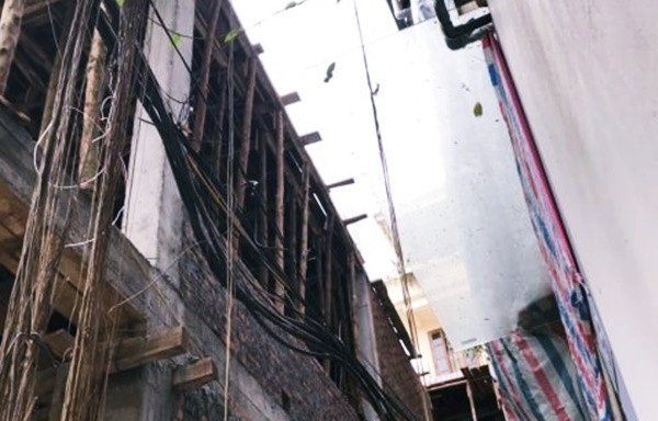 Liên quan đến sự việc, ngày 10/5, trao đổi với PV, một cán bộ đại diện UBND phường Thụy Khuê cho biết, phường đã tiếp nhận một số phản ánh của người dân về công trình số 11 ngõ 126 Hoàng Hoa Thám và đã cho người xuống kiểm tra. Kiến Thức sẽ tiếp tục thông tin.