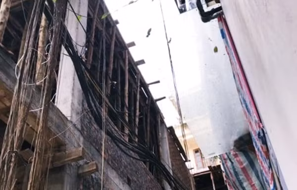 Liên quan đến sự việc, ngày 10/5, trao đổi với PV, một cán bộ đại diện UBND phường Thụy Khuê cho biết, phường đã tiếp nhận một số phản ánh của người dân về công trình số 11 ngõ 126 Hoàng Hoa Thám và đã cho người xuống kiểm tra. Kiến Thức sẽ tiếp tục thông tin.