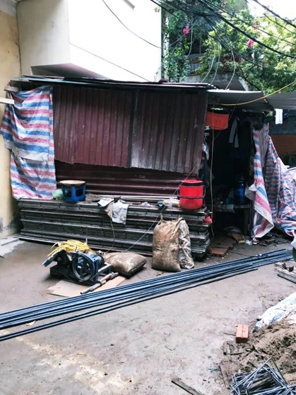 ... Lấn chiếm cả lối đi chung.