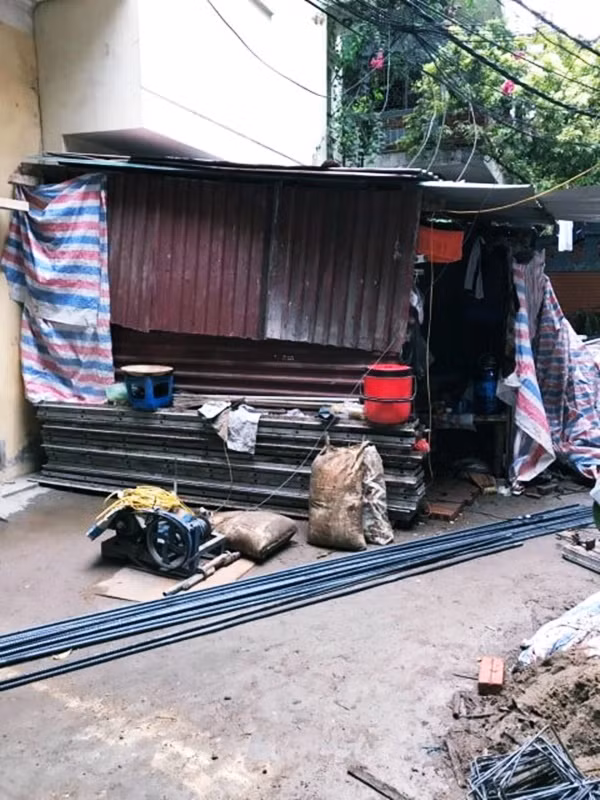 ... Lấn chiếm cả lối đi chung.