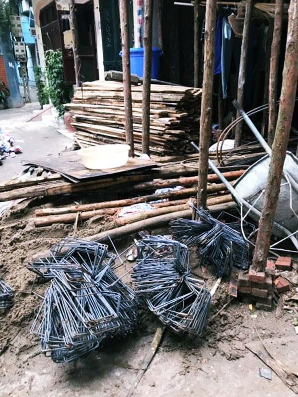 Vật liệu xây dựng bày tứ tung...