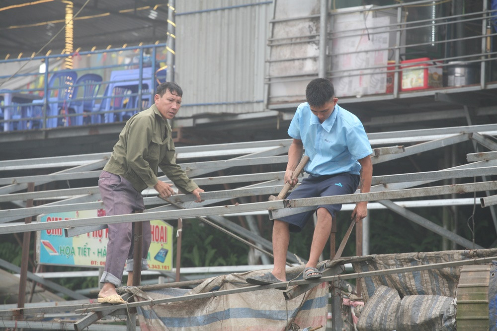 Công việc của các công nhân diễn ra rất khẩn trương.