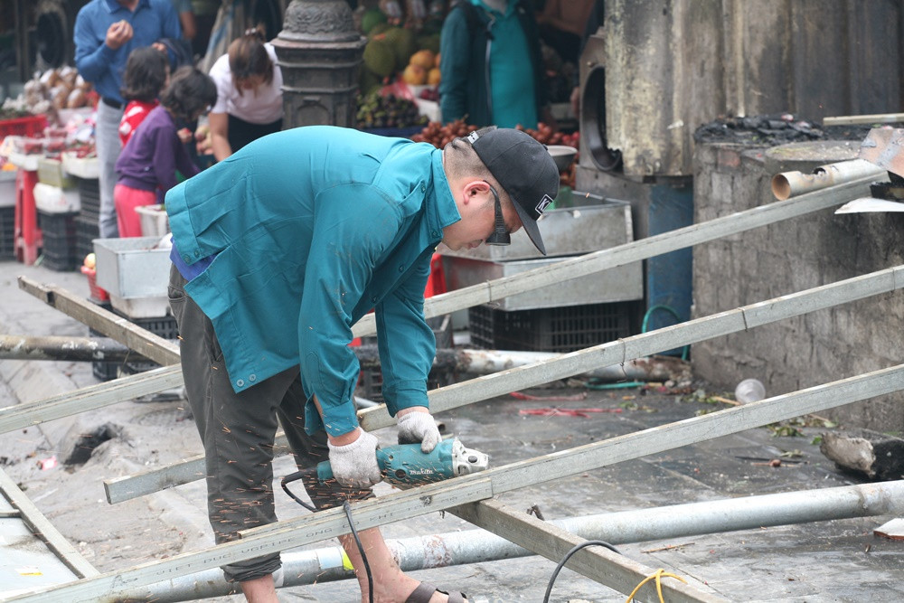 Ghi nhận của PV chiều 5/5, công nhân đã tiến hành tháo dỡ gần xong các trụ sắt, mái tôn của khu chợ đêm Tam Đảo.