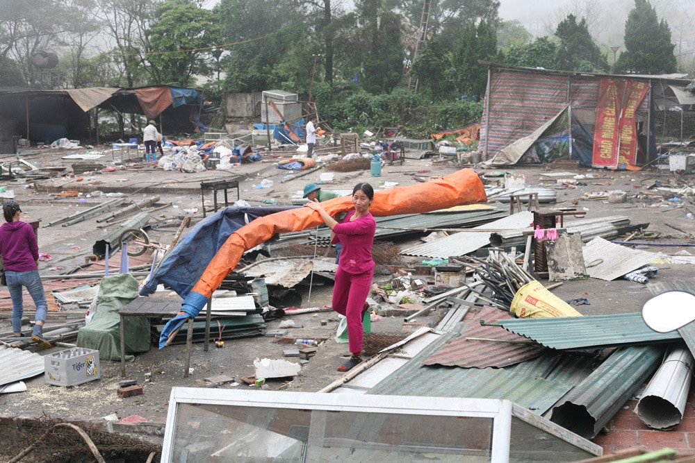 Tiểu thương khẩn trương thu dọn đồ đạc còn sót lại để rời đi.