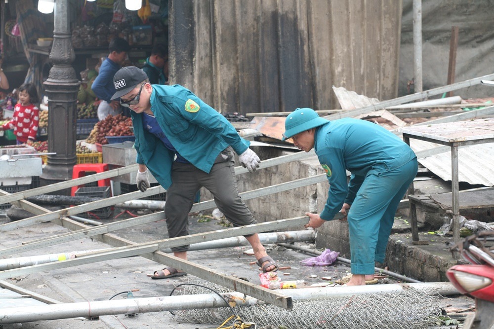 Các khung sắt được cắt dời và di chuyển đi nơi khác để bàn giao mặt bằng cho đơn vị thi công.“Do nghỉ lễ 30/4-1/5 nên việc tháo dỡ chợ phải tạm hoãn lại. Chợ sau đó được xây hoàn toàn mới, chúng tôi hy vọng việc xây dựng sẽ tiến hành nhanh chóng để sớm được kinh doanh trở lại”, một tiểu thương chia sẻ.