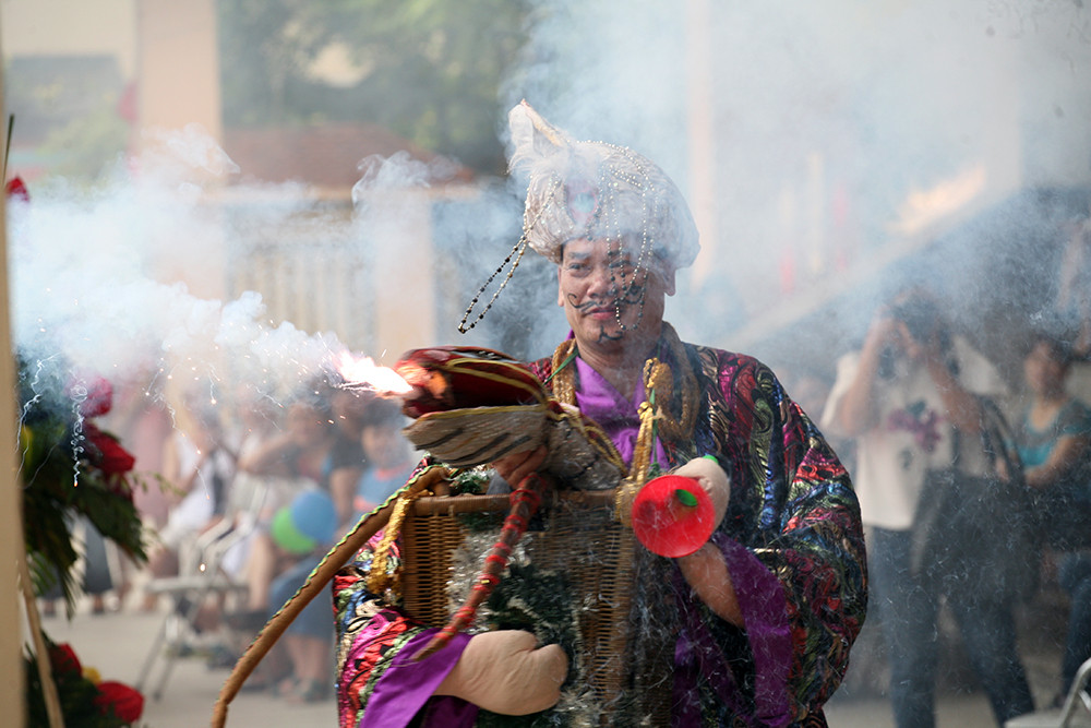 Lần lượt các tiết mục múa rối cạn được trình diễn trước nhiều khán giả. Hình ảnh là màn biểu diễn "múa rắn".