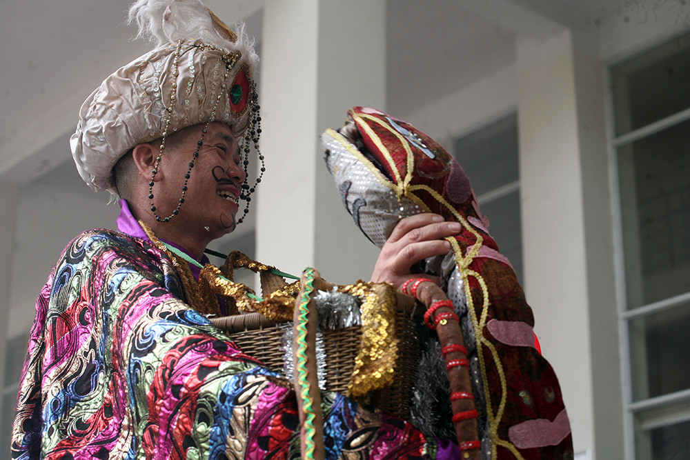 Nghệ sĩ tập trung vào màn biểu diễn.