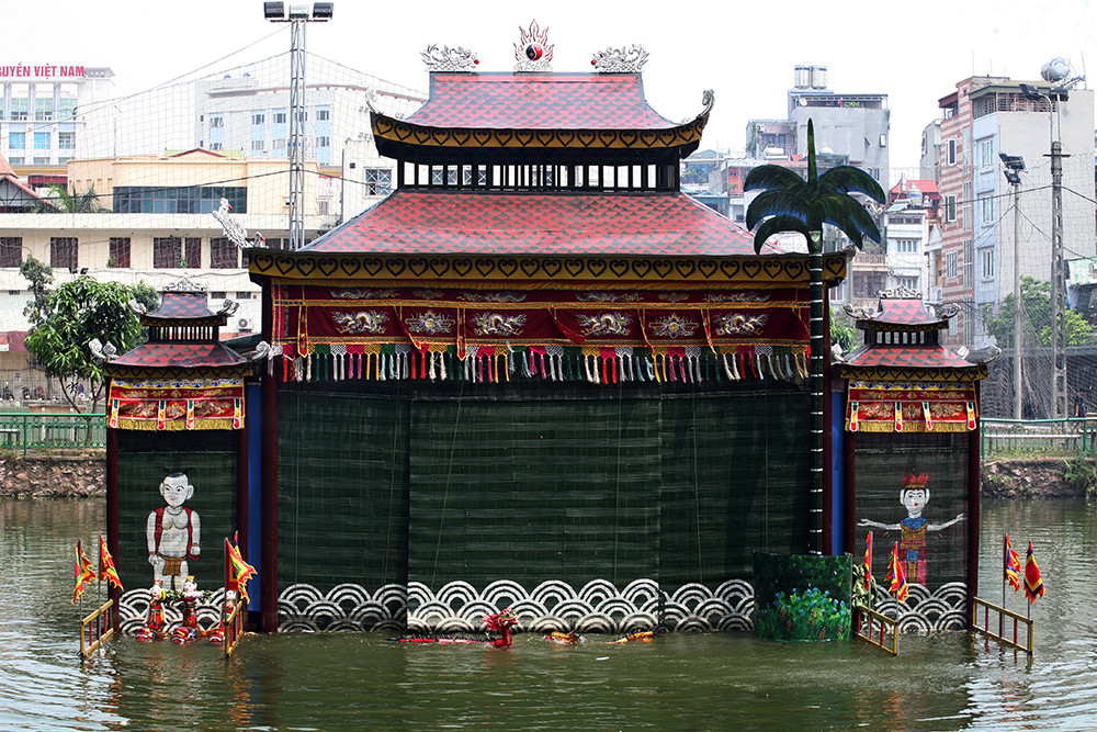 Cũng trong sáng nay, khán giả đến buổi khai trương còn được thưởng thức màn biểu diễn nghệ thuật múa rối nước.