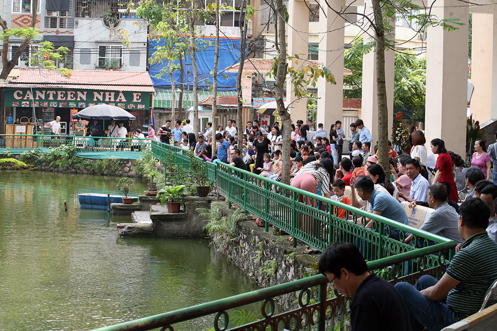 Khán giả tập trung kín quanh hồ E trong khuôn viên trường Đại học Sư phạm Nghệ thuật Trung ương để theo dõi các tiết mục múa rối nghệ thuật.