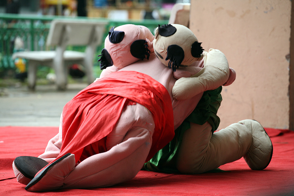 Màn biểu diễn "đấu vật" vô cùng công phu.