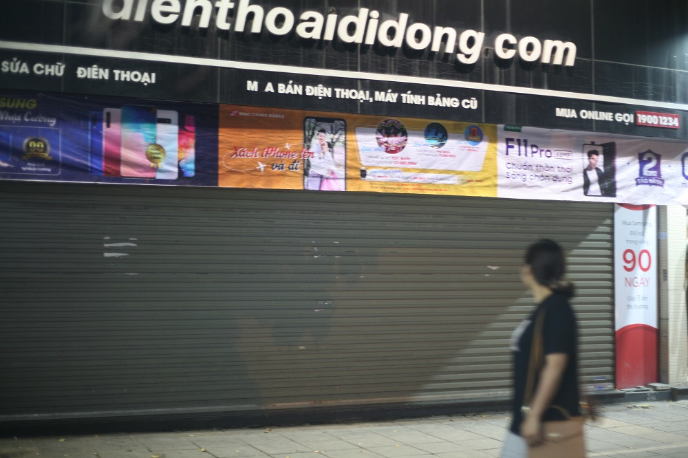 Người đi đường tò mò trước việc Nhật Cường mobile 12 Láng Hạ bất ngờ đóng cửa cả ngày.