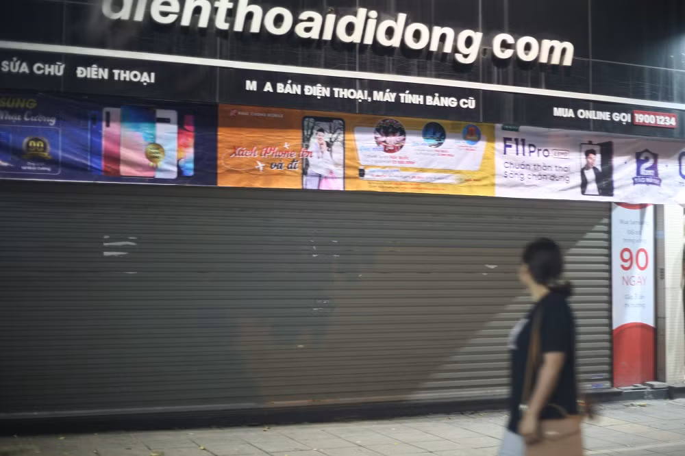 Người đi đường tò mò trước việc Nhật Cường mobile 12 Láng Hạ bất ngờ đóng cửa cả ngày.