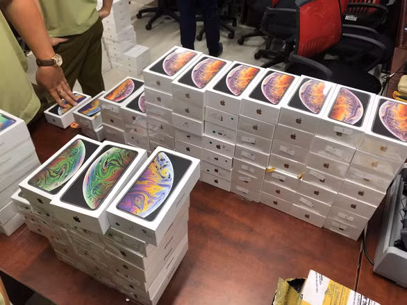 Phi vu buon lau 'khung': 2.500 smartphone tu Trung Quoc vao Viet Nam-Hinh-2