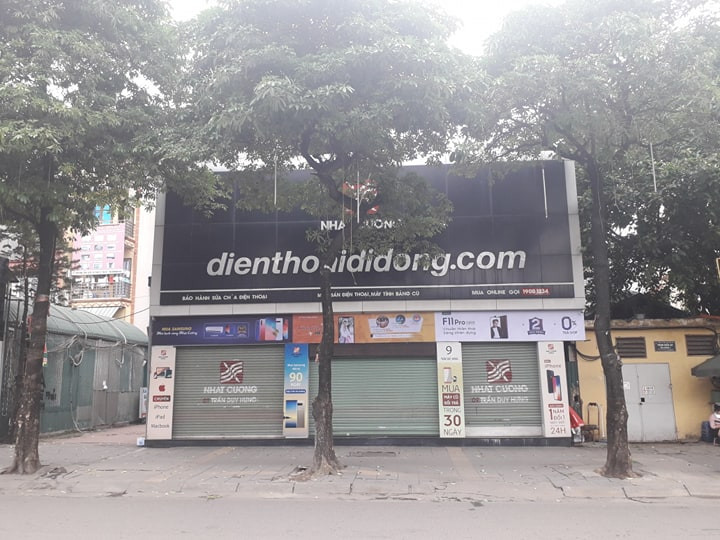 Ghi nhận của PV Kiến Thức, từ trưa 9/5, sau khi chuỗi cửa hàng của Nhật Cường mobile ở Hà Nội bị công an khám xét thì nhiều cửa hàng đã lập tức đóng cửa im lìm. Trong ảnh là cửa hàng Nhật Cường mobile số 9 Trần Duy Hưng (Hà Nội).