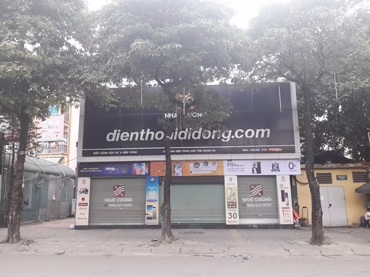 Ghi nhận của PV Kiến Thức, từ trưa 9/5, sau khi chuỗi cửa hàng của Nhật Cường mobile ở Hà Nội bị công an khám xét thì nhiều cửa hàng đã lập tức đóng cửa im lìm. Trong ảnh là cửa hàng Nhật Cường mobile số 9 Trần Duy Hưng (Hà Nội).