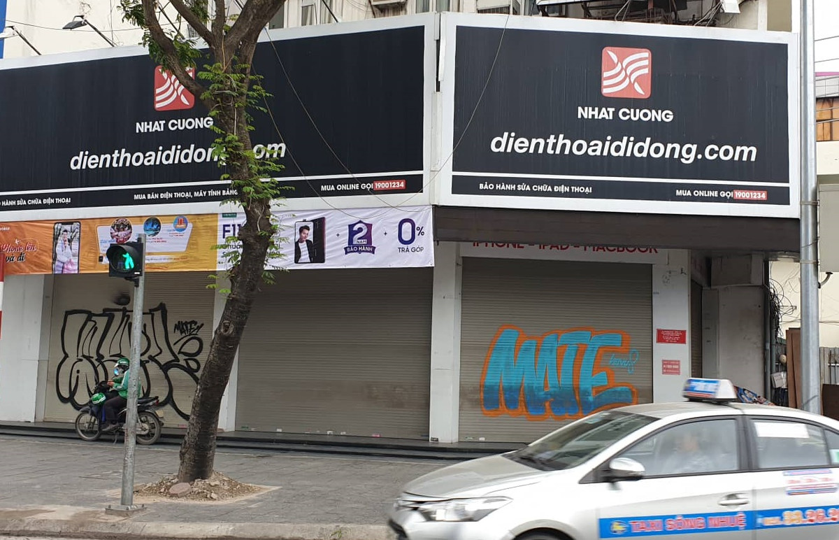 Nhật Cường mobile số 2 Chùa Bộc cũng chung số phận, khóa cửa im lìm.