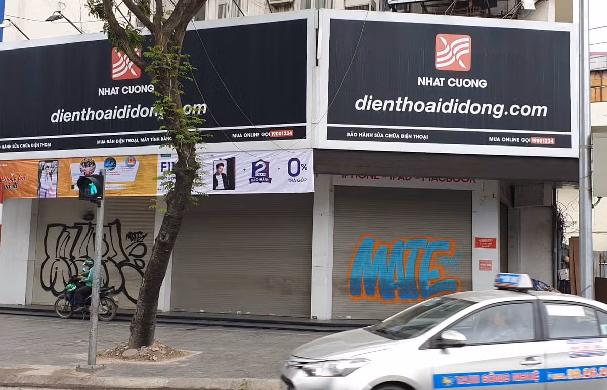 Nhật Cường mobile số 2 Chùa Bộc cũng chung số phận, khóa cửa im lìm.