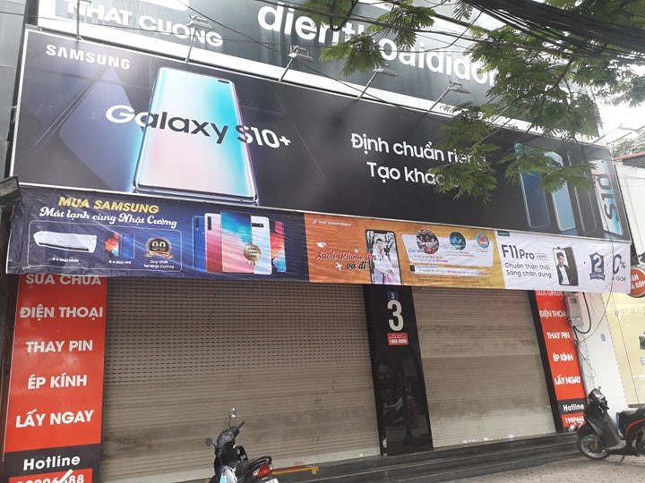 Tương tự, cửa hàng Nhật Cường mobile số 3 Xuân Thủy, Cầu Giấy cũng đóng cửa từ sau khi Công an khám xét ở "đại bản doanh" 33 Lý Quốc Sư...