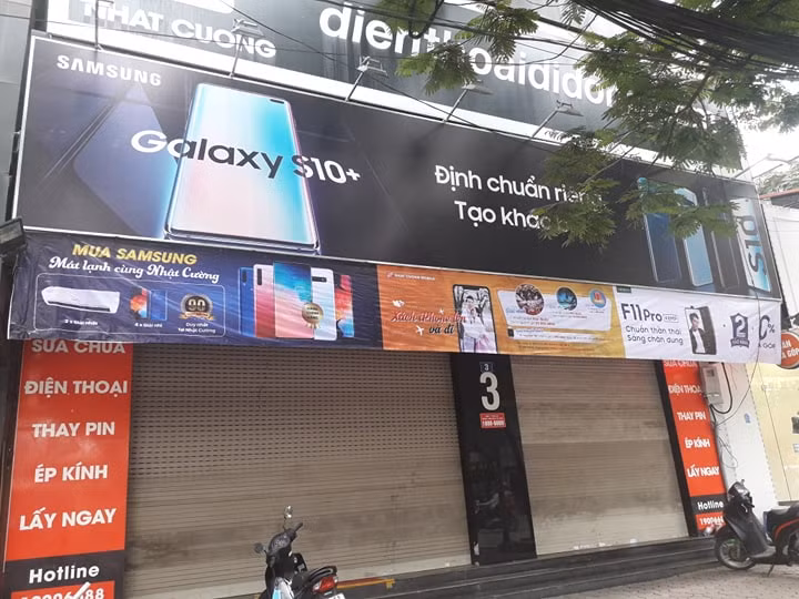 Tương tự, cửa hàng Nhật Cường mobile số 3 Xuân Thủy, Cầu Giấy cũng đóng cửa từ sau khi Công an khám xét ở "đại bản doanh" 33 Lý Quốc Sư...