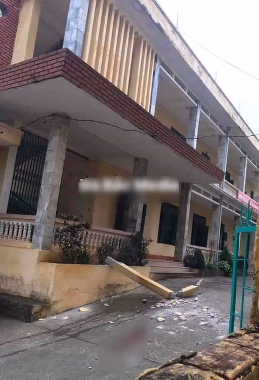 Nhom hoc sinh Hoa Binh bi cot be tong do, de len nguoi khi choi o san truong