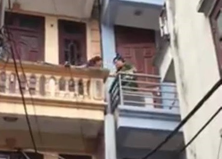 Ha Noi: Cong an giai cuu nguoi phu nu tuoi xang doa thieu