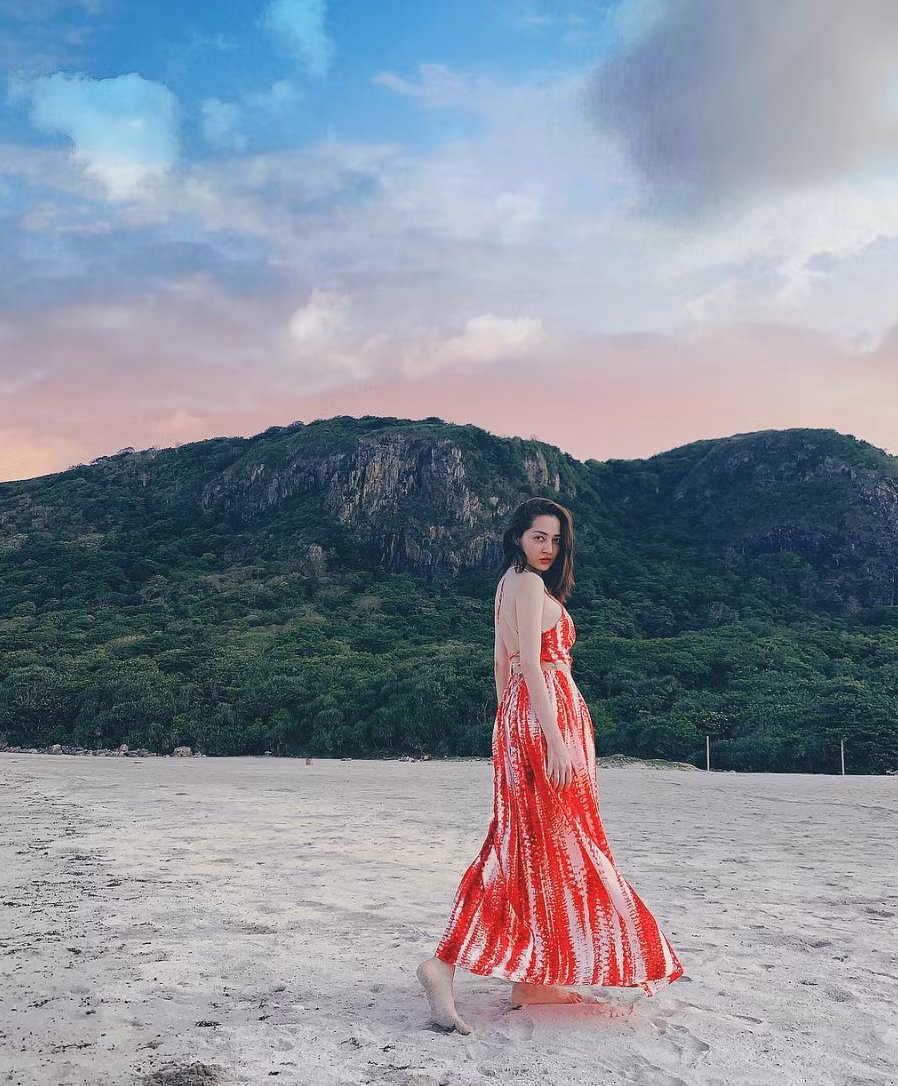 Dan my nhan showbiz Viet “dua nhau” tha dang ben bo bien, ho boi-Hinh-6