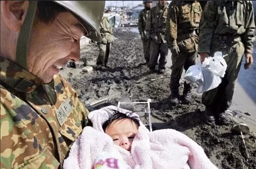 4 ngày sau trận động đất và sóng thần ở Nhật Bản tháng 3/2011, những người lính cứu hộ tìm thấy một em bé 4 tháng tuổi còn sống sót trong đống đổ nát. Bức ảnh tạo niềm tin về những kỳ tích trong thảm họa.