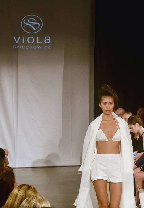 Minh Tú có lẽ là trường hợp gây bất ngờ nhất với người yêu thời trang Việt khi bất ngờ trình diễn tại Tuần lễ Thời trang New York Xuân Hè 2016. Tối 15.9, chân dài có vóc dáng siêu gợi cảm đã xuất hiện tại show của NTK nổi tiếng Michael Costello, trước đó là Viola Spiechowicz, Tosia, Degen và Romeo Hunte. Minh Tú có lẽ là trường hợp gây bất ngờ nhất với người yêu thời trang Việt khi bất ngờ trình diễn tại Tuần lễ Thời trang New York Xuân Hè 2016. Tối 15.9, chân dài có vóc dáng siêu gợi cảm đã xuất hiện tại show của NTK nổi tiếng Michael Costello, trước đó là Viola Spiechowicz, Tosia, Degen và Romeo Hunte.