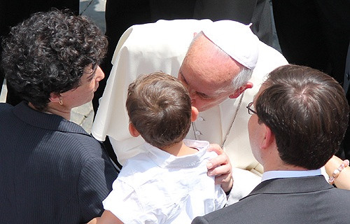 Một nghiên cứu được đăng tải trên tạp chí American Sociological Review, những người có đức tin tôn giáo thường sống hạnh phúc hơn và thỏa mãn với cuộc sống hơn người thường, không có đức tin tôn giáo.