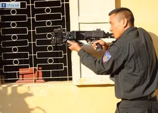 Súng Corner Shot có thiết kế độc đáo với thân súng có thể gập đôi, tương tự như một khẩu súng trường có bản lề ở giữa thân. Phần đầu là một khẩu súng ngắn có thể xoay để thay đổi góc bắn, cho phép xạ thủ quan sát và ngắm bắn chính xác điểm mà nòng súng đang hướng tới mà không cần nhô đầu hoặc đưa tay ra ra ngoài góc tường.