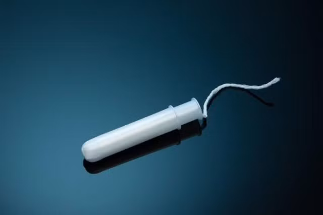 Mọi người đều biết những thứ có thể đưa vào âm đạo gồm tampon, ngón tay, đồ chơi tình dục, dầu bôi trơn, vòng kiểm soát kinh nguyệt, cốc nguyệt san... Nhưng những thứ này đều phải được tiệt trùng hoặc được rửa sạch sẽ, cất ở nơi cũng đảm bảo vệ sinh.