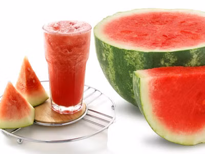Một số thành phần trong dưa hấu có công dụng như Viagra, giúp sản sinh oxit nitric, làm mạch máu thư giãn và từ đó điều trị, ngăn ngừa chứng rối loạn cương dương. Vì vậy, các quý ông nên uống nước dưa hấu thường xuyên.