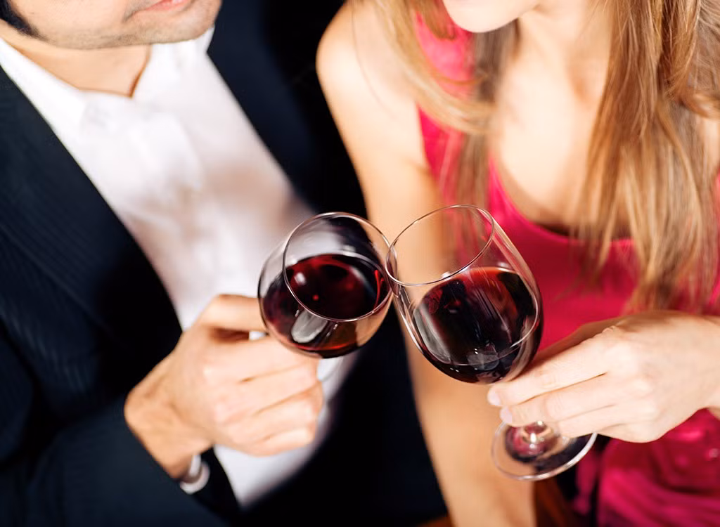 Dù có nhiều cảnh báo, rượu vẫn có thể được coi là đồ uống tốt cho "cậu nhỏ". Các nhà khoa học thuộc Đại học Tây Australia cho biết, những người uống rượu có nguy cơ bị bất lực ít hơn 25-30% so với người bài rượu hoàn toàn.