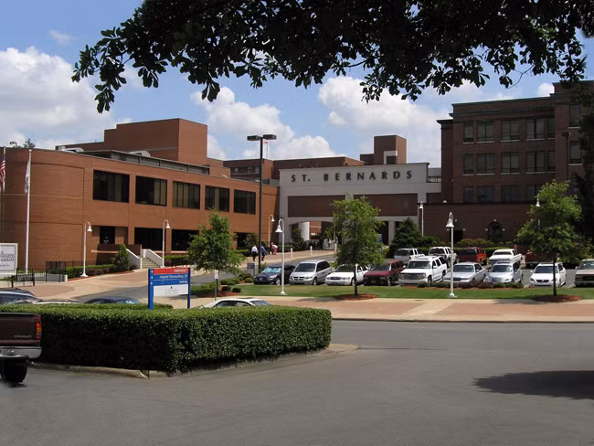 Theo đó, vùng đô thị Jonesboro là một trong những điểm đen trong danh sách địa phương có bệnh viện tồi tệ nhất. Ở đây, 16% bệnh nhân ra viện phải tái nhập viện trong vòng 30 ngày, tỉ lệ tử vong sau khi nhập viện 30 ngày là 13,5%. Cả 2 chỉ số này đều cao hơn so với chỉ số trung bình trong cả nước.