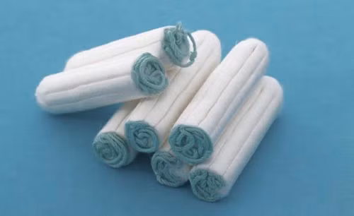 Đặc biệt, khi dùng băng vệ sinh có dấu hiệu phản ứng như ngứa, rát, mẩn đỏ… thì phải ngưng dùng và vệ sinh sạch sẽ rồi đi khám bác sĩ ngay lập tức.