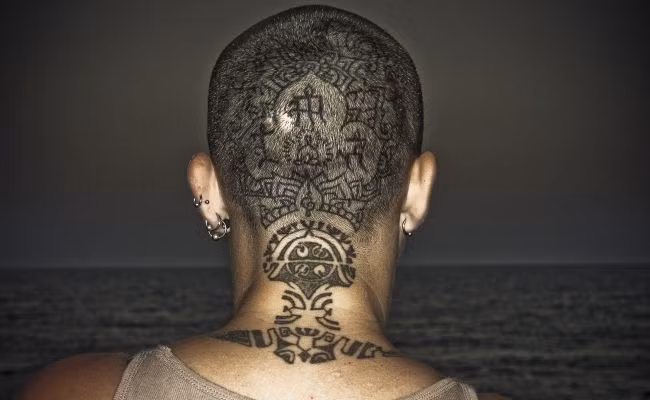 Các bác sĩ ở California năm 2012 đã chẩn đoán ung thư sai vì... vết xăm. Họ thông báo với một bệnh nhân bị ung thư cổ tử cung là căn bệnh của cô đã di căn vào các hạch bạch huyết dọc đùi và mông, dựa trên kết quả X-quang toàn cơ thể. Trong khi thực tế đó là mực của hình xăm trong hạch bạch huyết.