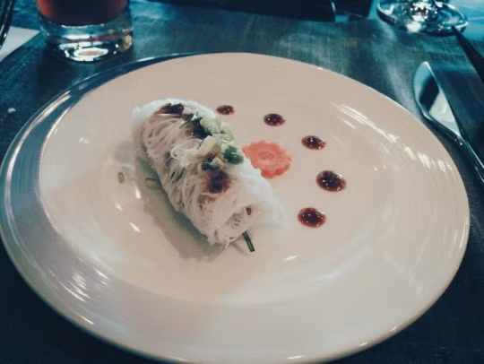 Dù có nhiều điểm giống với ẩm thực Thái và Trung Quốc, ẩm thực Việt Nam vẫn có những điểm đặc biệt của riêng mình. Ẩm thực Việt Nam không phụ thuộc vào việc rán như của Trung Quốc, hay sốt dầu dừa như của Thái Lan.